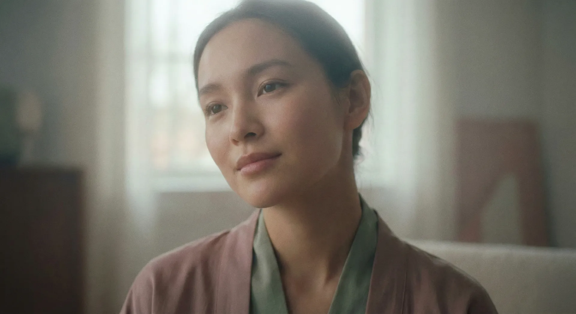 Cinematic-Soft-Light-Portrait-Woman_ninebig