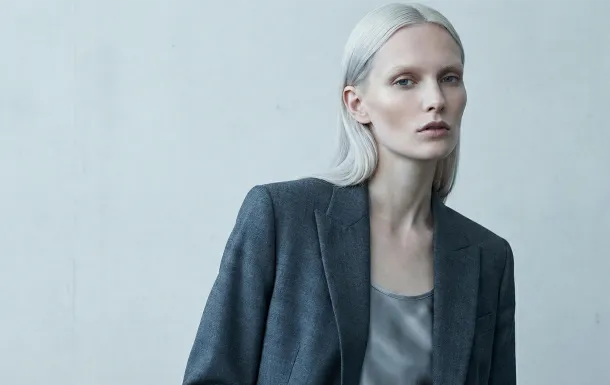 ✨ 室內拍照皮膚總是蠟黃？揭秘攝影師的「物理美白術」：抗光害濾鏡與冷白鏡的日常實戰攻略