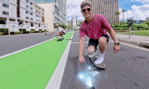 Insta360 的 FlowState 防震與隱形自拍棒特效，創造空拍機視角