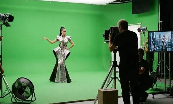 Portrait-Studio-Green-Screen-Chroma-Key_ninebig_ai