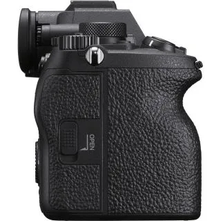 Sony-Alpha-7-IV_Side-Grip-Card-Slot_ninebig